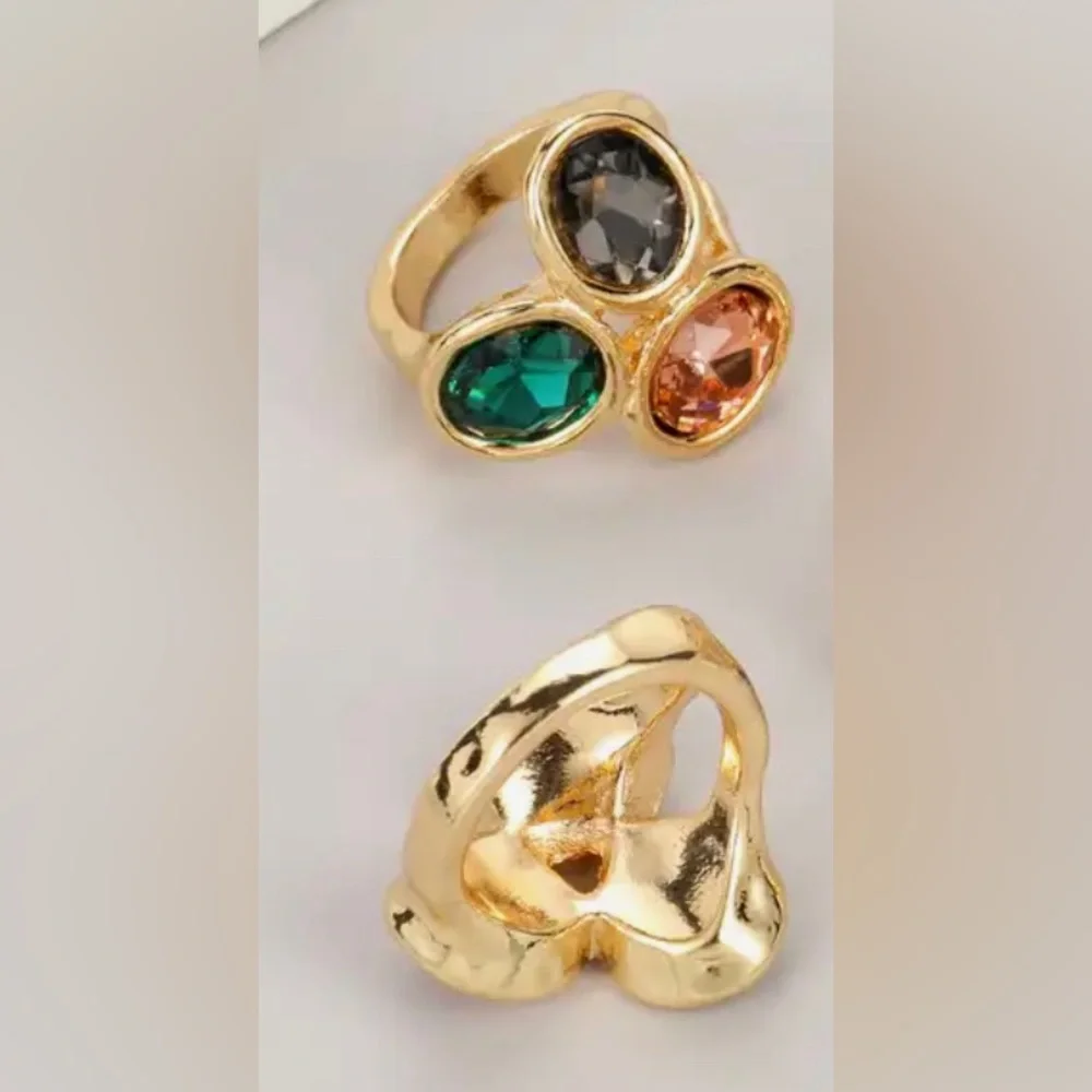 Three Crystal Gold Ring - Picture 2 of 3